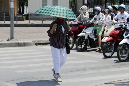 Sau nắng nóng, đề phòng tố lốc, mưa đá ở miền Bắc - 1 Miền Bắc bước vào đợt nắng nóng đầu tiên của mùa hè. (Ảnh: Hữu Nghị)