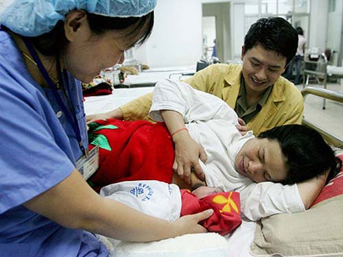 Nam giới có thể được hưởng chế độ thai sản 5 - 7 ngày - 1 Khuyến khích các bậc làm cha tham gia nhiều hơn trong và sau quá trình con chào đời.