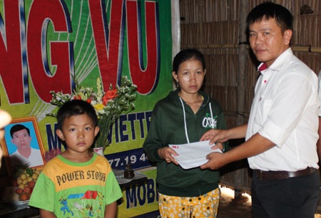 Anh Lâm Hoàng Ngân – Phụ trách khu vực Home Credit trao cà vẹt xe cho vợ anh Thả