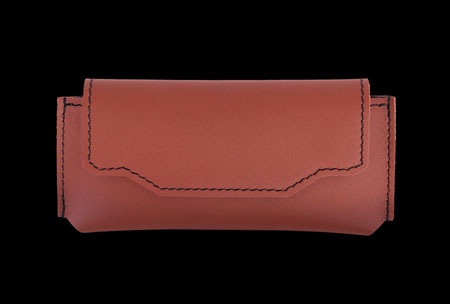 Bao da Pro 3 Tan Anfibio có khả năng chống nước nhờ một loại da đặc biệt.