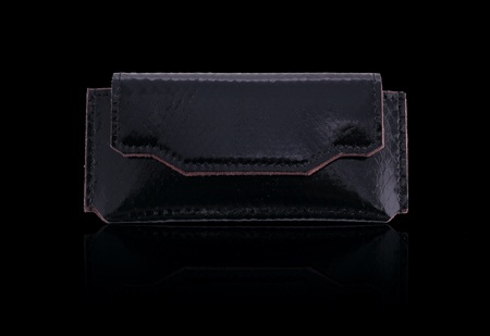 Bao da Pro 3 Tan Anfibio có khả năng chống nước nhờ một loại da đặc biệt.