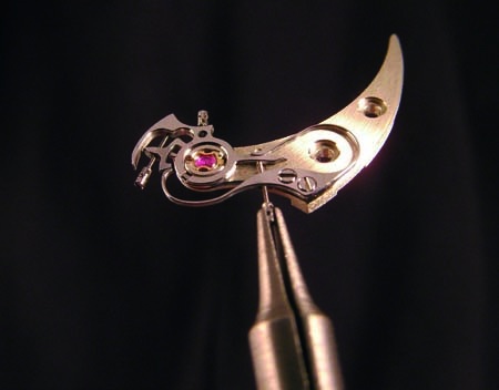 Các chi tiết chắc khoẻ được chế tạo bằng bạc Đức có độ bền hàng trăm năm.