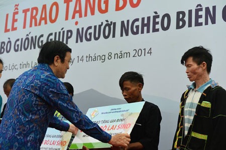 Chủ tịch nước tặng bò giống cho đồng bào nghèo biên giới - 1 Chủ tịch nước trao món quà ý nghĩa cho người dân nghèo vùng biên. (Ảnh: Cẩm Thủy)