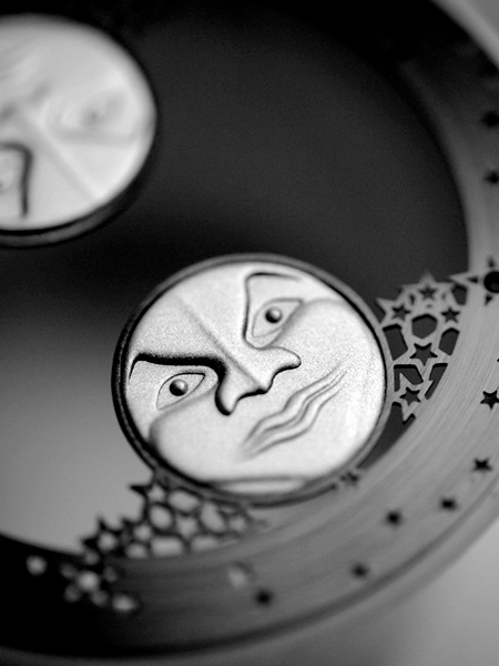 Tản mạn chuyện đàn ông, mô-tô và đồng hồ - 10 Cận cảnh quá trình chế tác
thủ công chi tiết hình “Mặt trăng”.