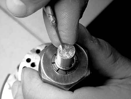 Tản mạn chuyện đàn ông, mô-tô và đồng hồ - 9 Cận cảnh quá trình chế tác
thủ công chi tiết hình “Mặt trăng”.