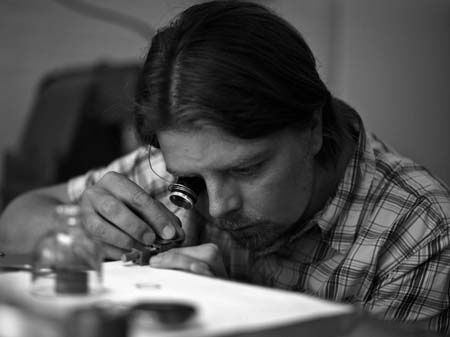 Tản mạn chuyện đàn ông, mô-tô và đồng hồ - 11 Stepan đang hiệu chỉnh những bộ
phận đồng hồ.