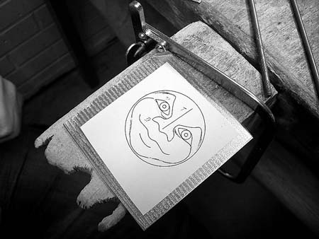 Tản mạn chuyện đàn ông, mô-tô và đồng hồ - 8 Cận cảnh quá trình chế tác
thủ công chi tiết hình “Mặt trăng”.