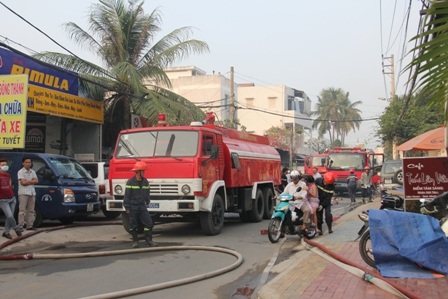 Gần 30 xe chữa cháy của các đơn vị Sở cảnh sát PCCC đến hiện trường