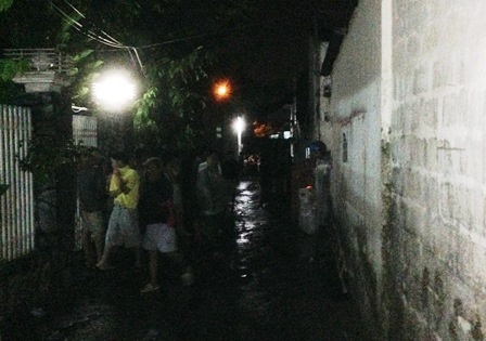 Người dân sống ở khu nhà trọ kinh hoàng khi phát hiện tử thi chết trong tình trạng treo cổ.