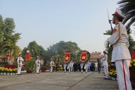 Các vị Lãnh đạo viếng Nghĩa Trang thành phố
