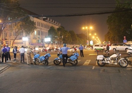 Lực lượng CSGT, TTGT phong tỏa tuyến đường Lê Thánh Tôn