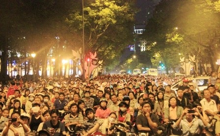 Biển người, xe đổ về các tuyến đường xung quanh Hội trường Thống Nhất