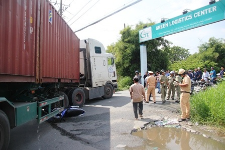 Chạy với tốc độ quá nhanh, khi phát hiện xe đầu kéo container rẽ phải...