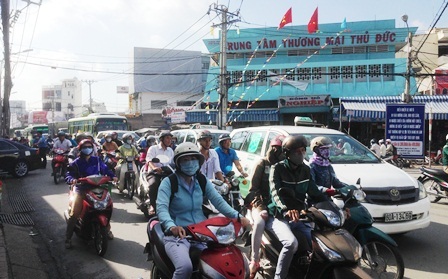 Thi công làm vỡ ống nước, giao thông  ùn tắc nghiêm trọng