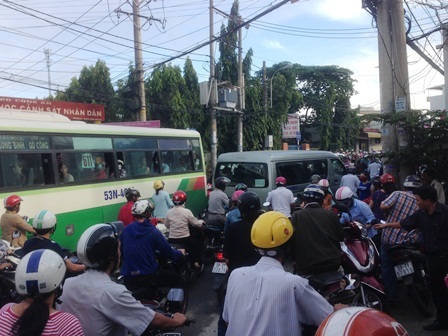 Hàng nghìn người bị kẹt cứng phải tự tìm lối thoát...