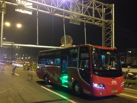 Thùng xe khách dính chặt, kéo gãy khung thép chiều cao gây hư hỏng nặn