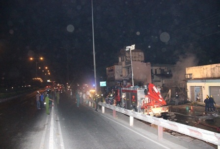 Hỏa hoạn dữ dội đêm giao thừa tại kho chứa balet trên quốc lộ 1, quận Thủ Đức