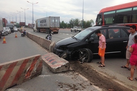 Xế hộp tông dải phân cách cầu vượt thép, 3 mẹ con thoát chết