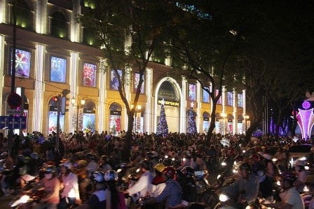 Các tòa nhà Trung tâm thương mại ở trung tâm thành phố cũng đông nghẹt người.