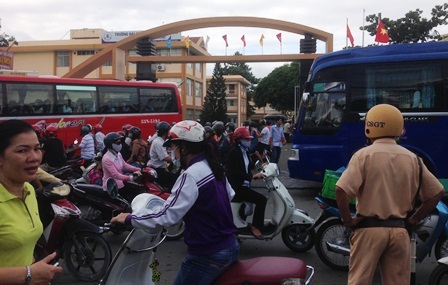 Nguyên nhân do hàng chục xe ca ra vào đón sinh viên trường ĐH Ngân hàng đi học Quốc phòng.