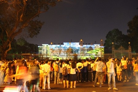 Người dân mãn nhãn với màn biểu diễn ánh sáng 3D đầy ấn tượng