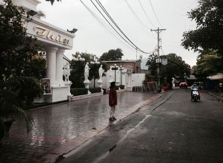 Hàng trăm khách ăn cưới được xem công an "diễn võ" - 1 Khu vực trước nhà hàng tiệc cưới, nơi cán bộ công an bắt cướp.
