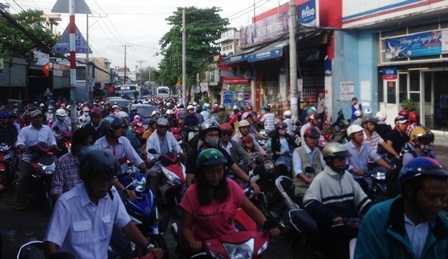 Hàng ngàn phương tiện kẹt cứng kéo dài nhiều km trên đường Kha Vạn Cân sáng 8/9