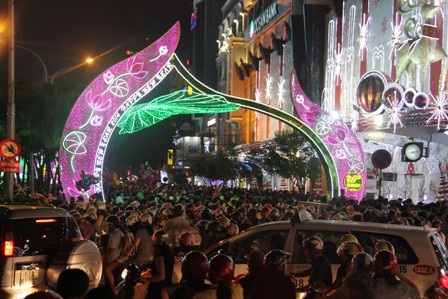 Dòng người tấp nập xe đổ về các tuyến đường trung tâm thành phố ngắm đèn hoa