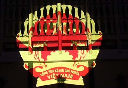 Biển người ngắm Dinh Thống Nhất đẹp rực rỡ ánh sáng nghệ thuật - 9 Hình ảnh Quốc huy nước Cộng hòa Xã hội Chủ nghĩa Việt Nam