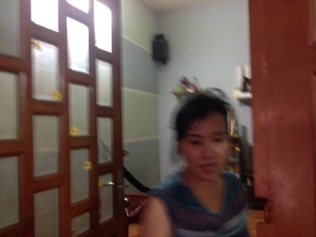 Chị Tuyền đang kể lại vụ việc bị Thủy trấn áp, cướp tài sản