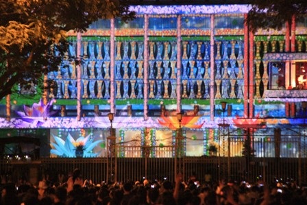 Biển người, xe đổ về các tuyến đường xung quanh Hội trường Thống Nhất