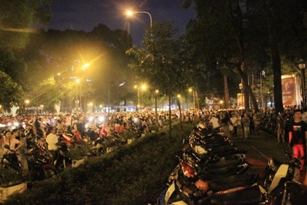 Biển người, xe đổ về các tuyến đường xung quanh Hội trường Thống Nhất