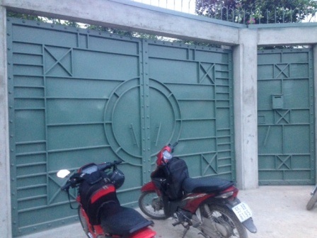 Cổng chính căn biệt thự xảy ra vụ mất trộm hơn 3,5 tỉ đồng đêm Giáng sinh