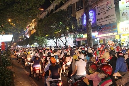 Đường Lê Lợi kẹt cứng người, xe…