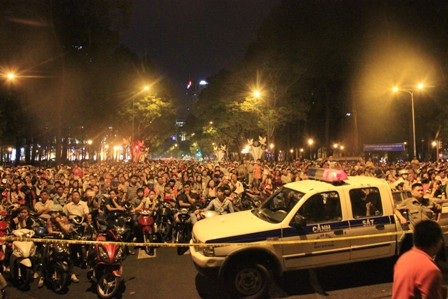 Biển người, xe đổ về các tuyến đường xung quanh Hội trường Thống Nhất