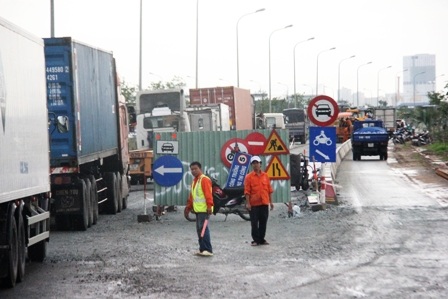 TPHCM: Ám ảnh tuyến đường Vành đai đông! - 2 Gần nửa phần đường bị rào chắn, gây tình trạng kẹt xe kéo dài và TNGT.