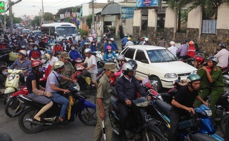 Hàng ngàn phương tiện kẹt cứng kéo dài nhiều km trên đường Kha Vạn Cân sáng 8/9