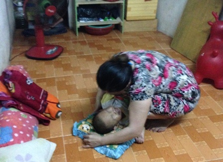 Cháu bé khóc thét gọi mẹ trong