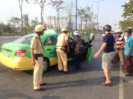 Nạn nhân được lực lượng CSGT đón phương tiện chuyển đi bệnh viện cấp cứu.