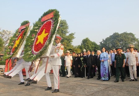 Các vị Lãnh đạo viếng Nghĩa Trang thành phố