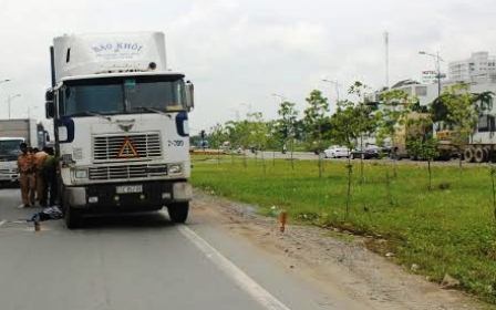 Lao vào container tự sát, người đàn ông chết thảm - 1 Người đàn ông bất ngờ lao vào xe đầu kéo tự tử.