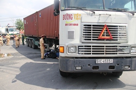 ... người điều khiển xe máy đã không kịp xử lý lao vào gầm xe chết tại chỗ.