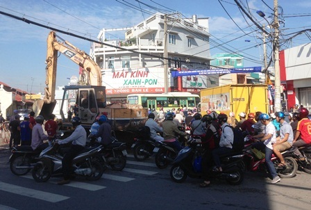 Thi công làm vỡ ống nước, giao thông  ùn tắc nghiêm trọng