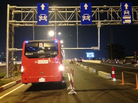 Do không phát hiện biển báo ngay đầu cầu nên tài xế đã vướng khung giới hạn chiều cao và bị nạn