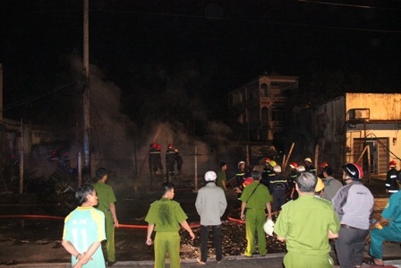 Hỏa hoạn dữ dội đêm giao thừa tại kho chứa balet trên quốc lộ 1, quận Thủ Đức