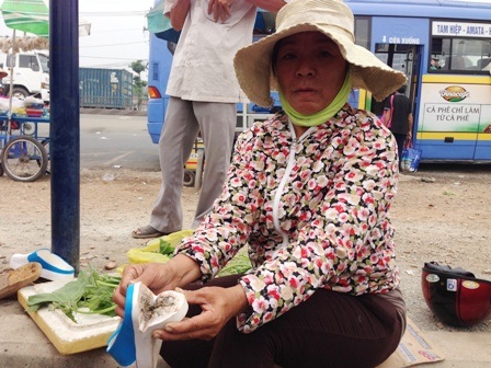 Bà Trần Thị Nguyên với chiếc dép mua ở chợ, bên trong đầy chất lạ màu đen