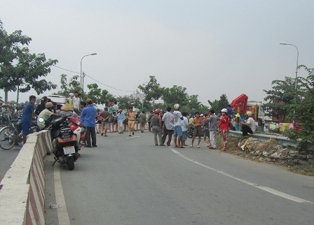 Hiện trường vụ tai nạn trên cầu vượt Gò Dưa làm ông Đỗ Hoàng Thuận tử vong