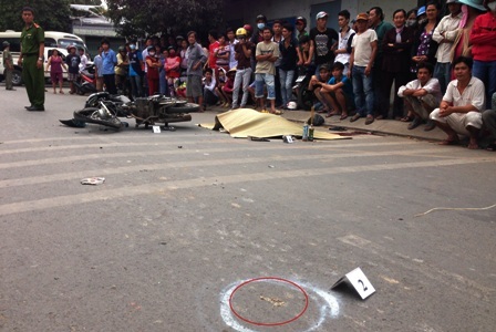 Hiện trường vụ TNGT và tang vật sợi dây chuyền của nạn nhân bị cướp