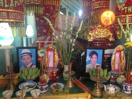 Di ảnh 2 mẹ con chị Phạm Thị Bích Phụng và cháu Phạm Quốc Bảo