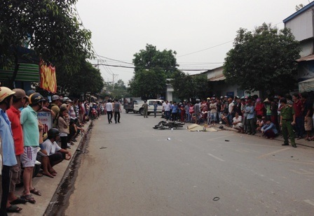 Hàng trăm người vây kín hiện trường theo dõi vụ việc